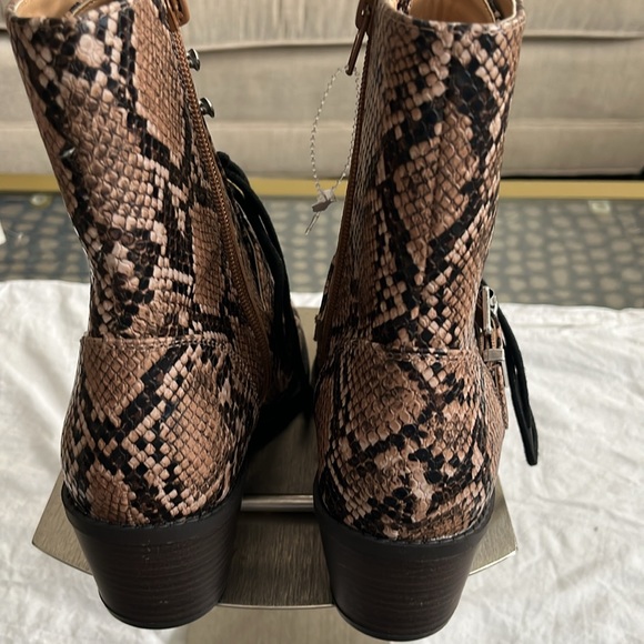 NWT  Express animal print boot with laces and buckles - Picture 2 of 5
